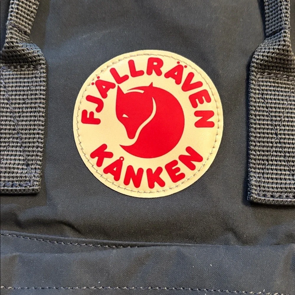 FjallRaven Kanken Classic Backpack - Dark Blue/gray / zip closure